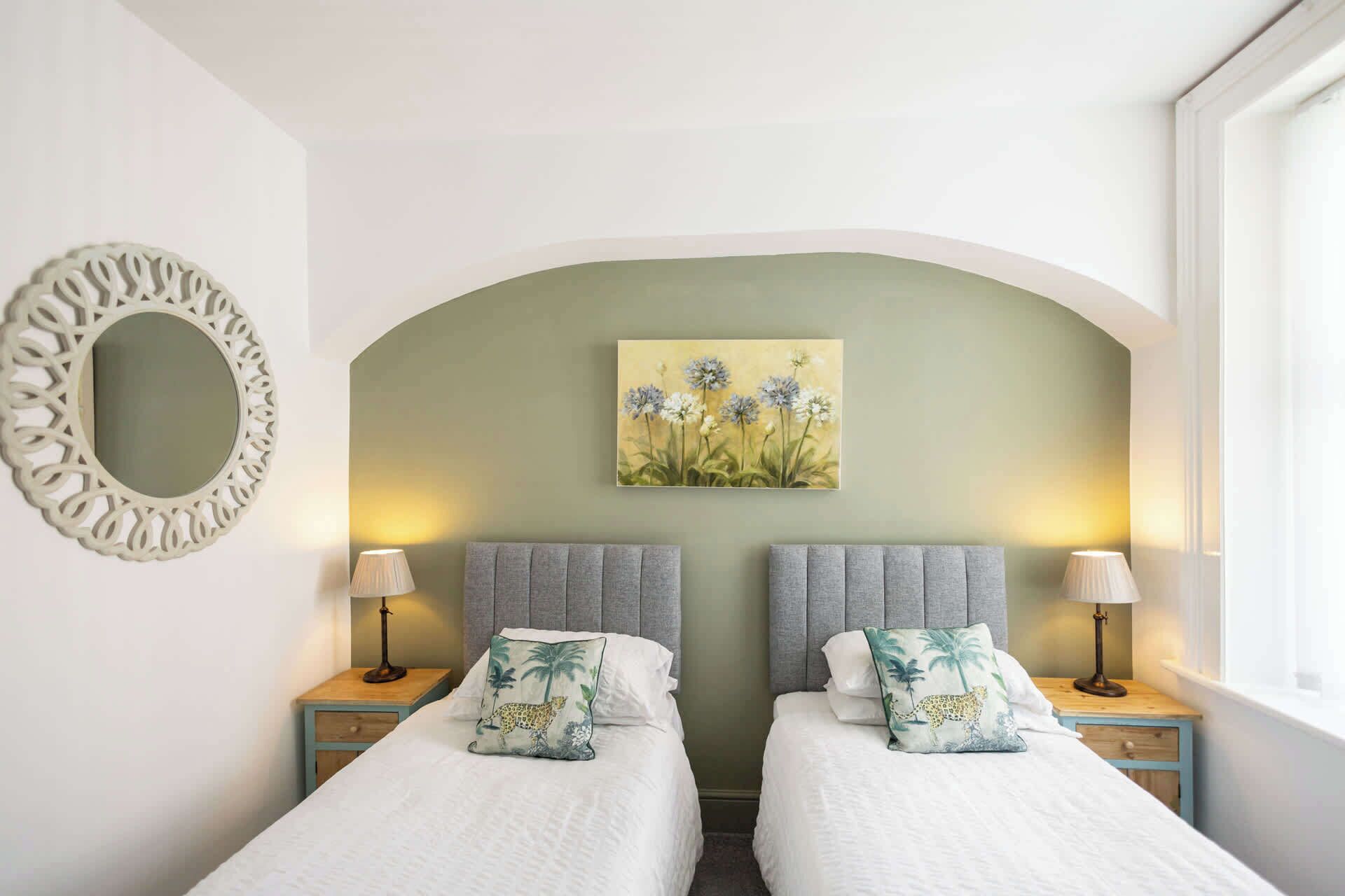 Iron/ironing board, bed sheets