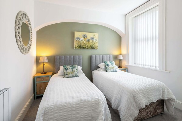 Iron/ironing board, bed sheets