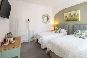 Iron/ironing board, bed sheets