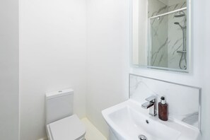 Suihku, hiustenkuivaaja, pyyhkeet