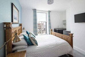 Työpöytä, silitysrauta/-lauta, vuodevaatteet