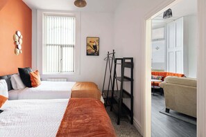 1 chambre, fer et planche à repasser, draps fournis