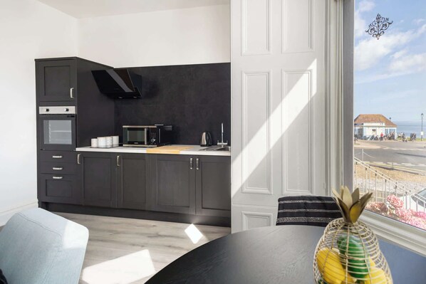 Fridge, microwave, stovetop, dishwasher