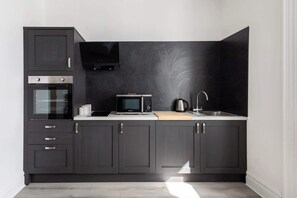 Kjøleskap, mikrobølgeovn, kokeplater og oppvaskmaskin