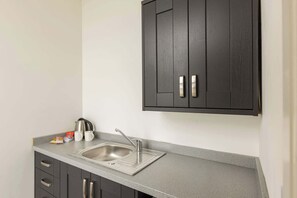 Kjøleskap, mikrobølgeovn, vannkoker og kjøkkenutstyr