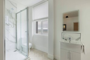 Dusj, hårføner, håndklær og sjampo