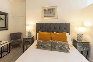 Tabla de planchar con plancha, wifi y ropa de cama