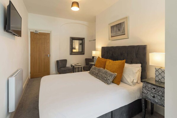 Skrivebord, strykejern/-brett, wi-fi og sengetøy