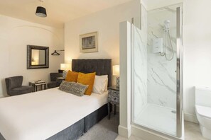 Skrivebord, strykejern/-brett, wi-fi og sengetøy