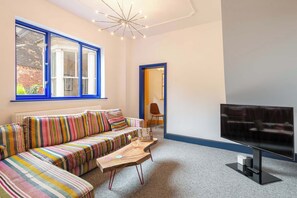 Una televisión, una chimenea, una oficina