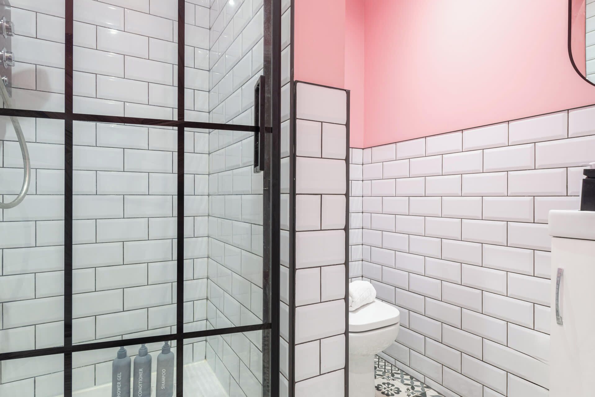 Shower, towels, shampoo