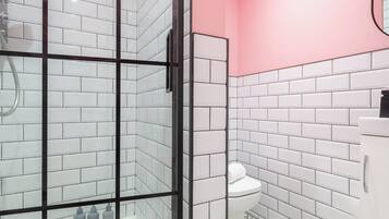 Shower, towels, shampoo