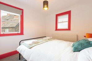 2 makuuhuonetta, vauvan matkasänky, vuodevaatteet