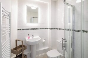 Douche, séchoir à cheveux, serviettes fournies