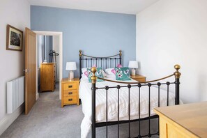 Iron/ironing board, bed sheets