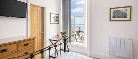 Iron/ironing board, bed sheets