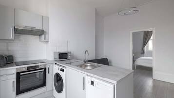 冰箱、微波炉、烤箱、炉灶