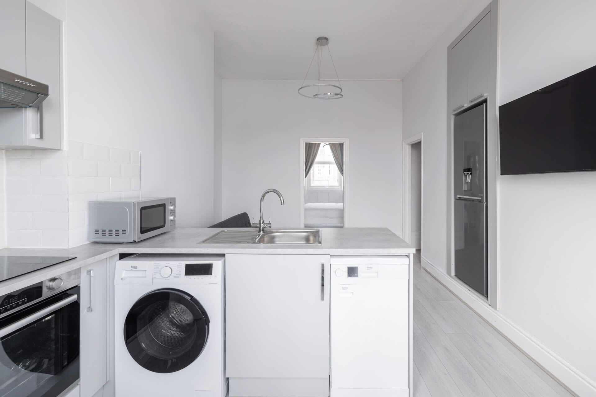 Réfrigérateur, micro-ondes, four, plaque de cuisson