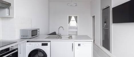 Réfrigérateur, micro-ondes, four, plaque de cuisson