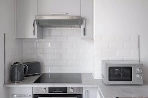 Geladeira, micro-ondas, fogão, cooktop