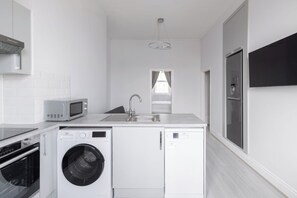 Frigorífico, microondas, horno y placa de cocina