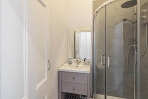 Dusche, Handtücher, Shampoo