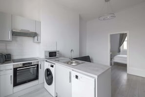 Geladeira, micro-ondas, fogão, cooktop