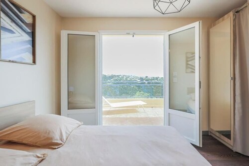 Spacious, quiet Villa Niçoise with swimming pool