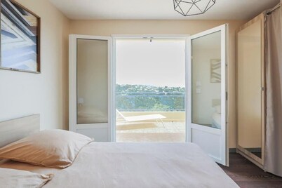 Spacious, quiet Villa Niçoise with swimming pool