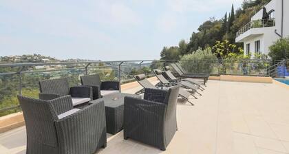 Spacious, quiet Villa Niçoise with swimming pool