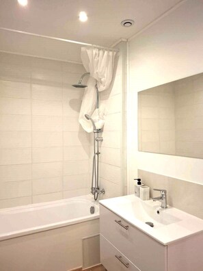 Hair dryer, towels, soap, toilet paper - LA MAISON D' EMMIE 83m2 with WI-FI (Valréas)