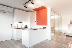 Refrigerador con freezer, placa de cocina, lavavajillas