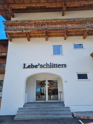 Un edificio con un letrero que dice "Lebe'schlitters" y un conjunto de escalones que conducen a la entrada.