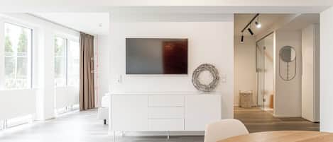 Appartement, vue jardin | Coin séjour | TV connectée de 50 pouces avec chaßnes par cùble