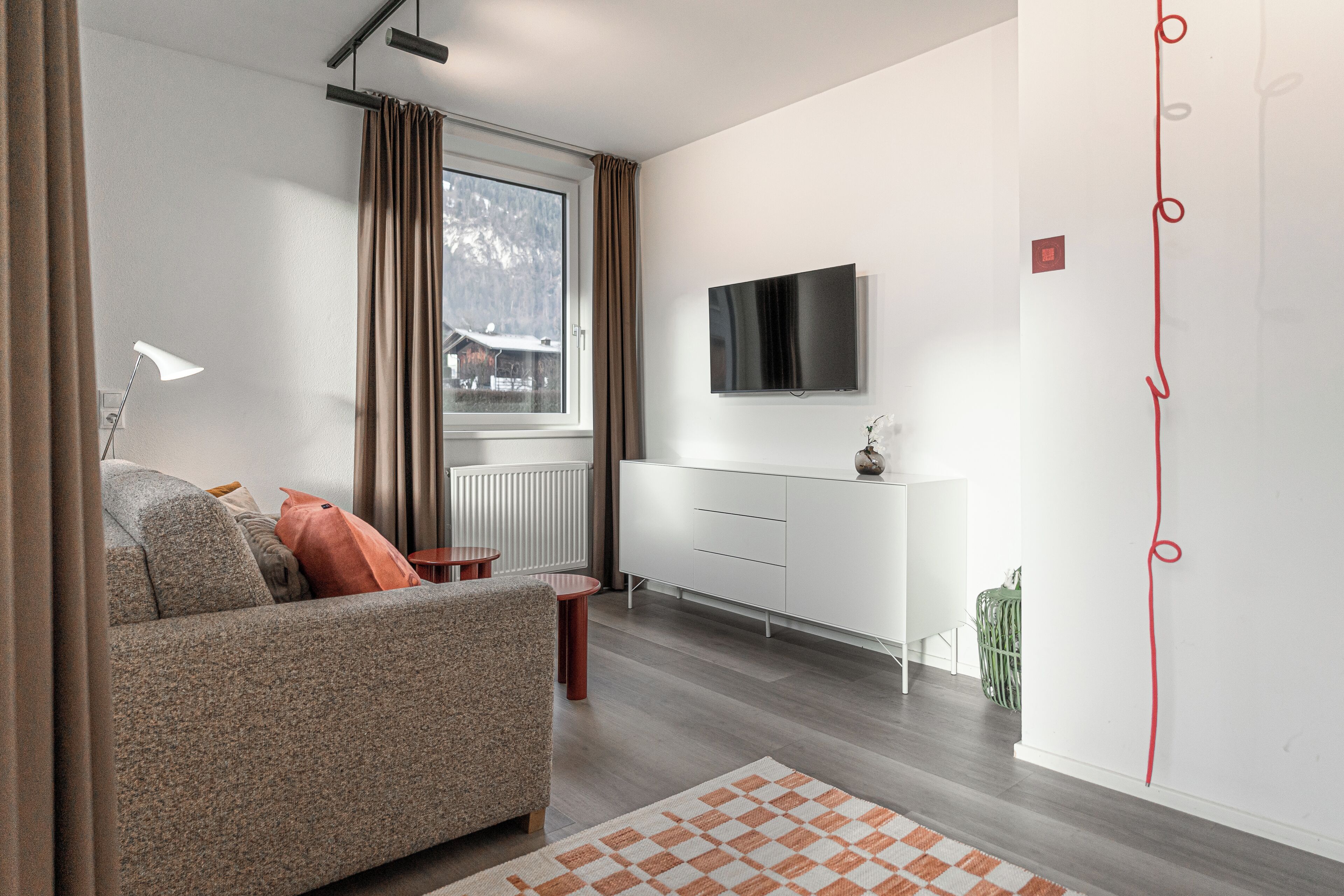 Leilighet, 1 dobbeltseng med sovesofa, kjøkken, dalutsikt | Oppholdsområde | En 50-tommers smart-TV med kabel-kanaler