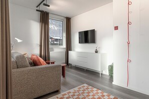 公寓, 1 張標準雙人床及 1 張梳化床, 廚房, 山谷景 | 客廳 | 50 吋智能電視連有線電視頻道