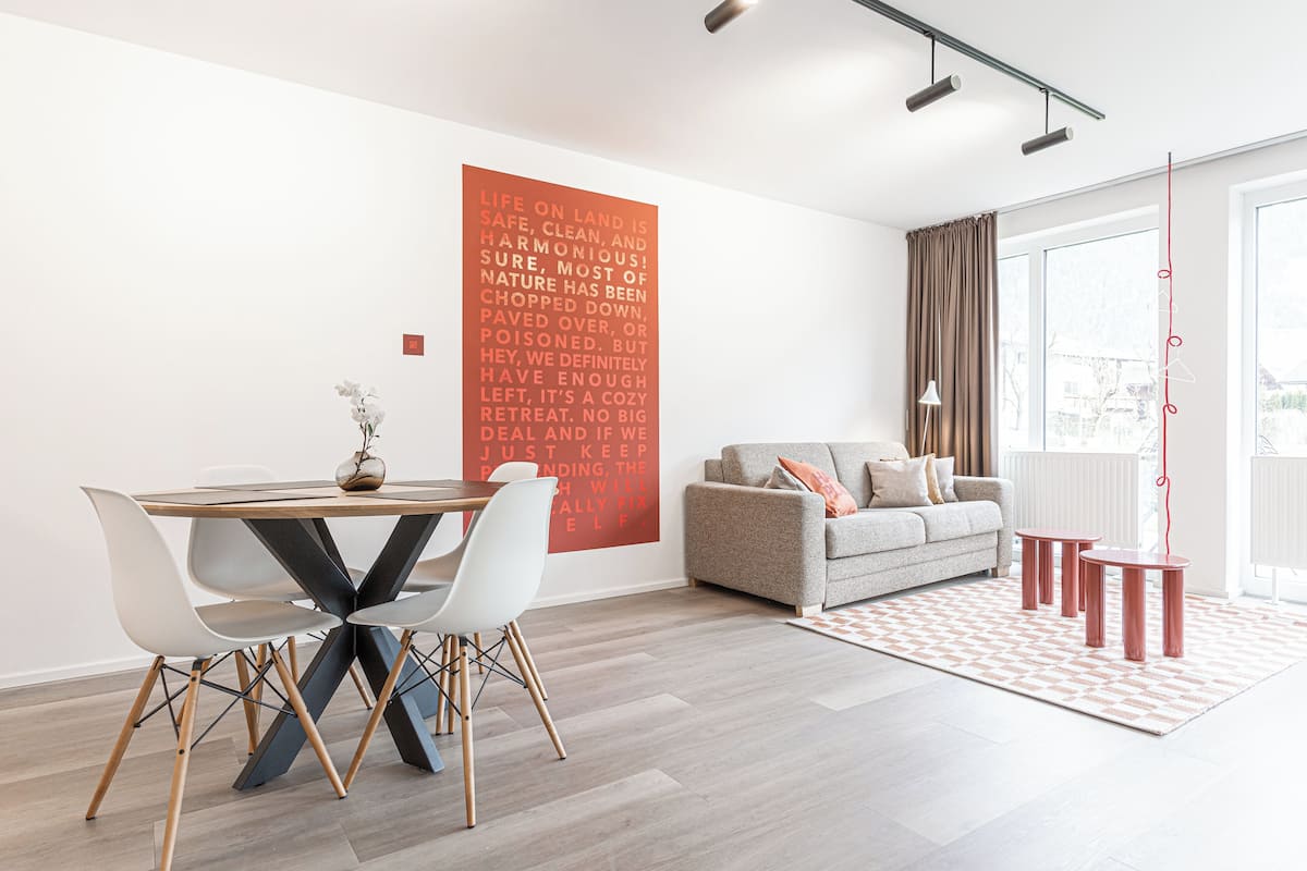 Departamento, vista al jardín | Área de sala de estar | Smart TV de 50 pulgadas con canales por cable