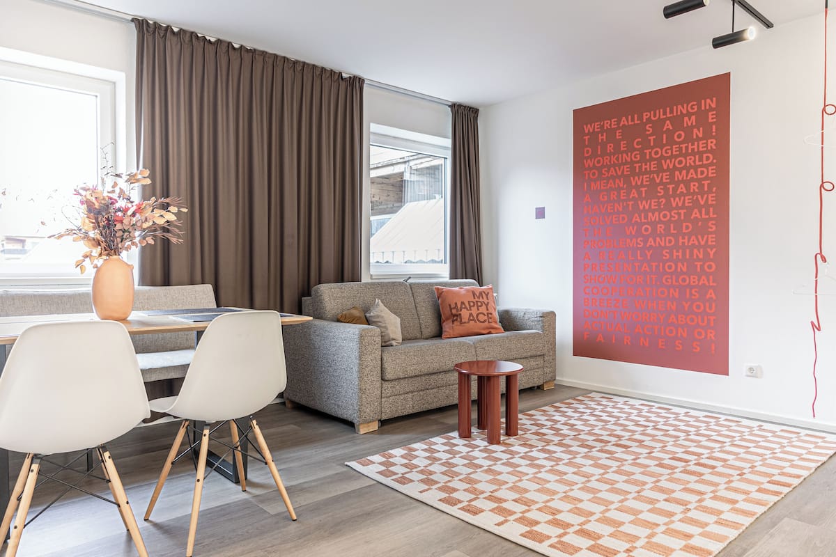 Departamento, varias camas, vista a la montaña | Área de sala de estar | Smart TV de 50 pulgadas con canales por cable