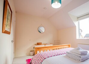 2 bedrooms, desk, iron/ironing board, WiFi