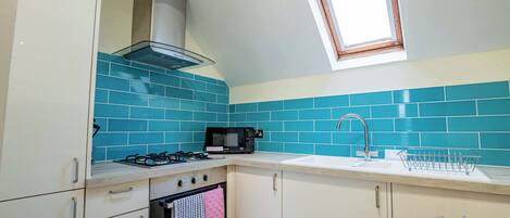 Réfrigérateur, micro-ondes, plaque de cuisson, bouilloire électrique