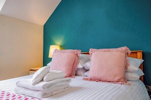 2 bedrooms, desk, iron/ironing board, WiFi