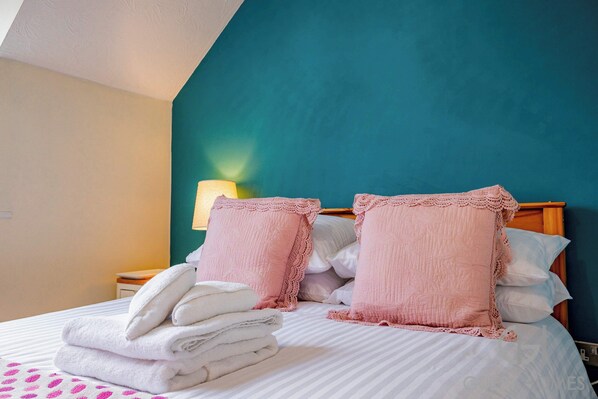 2 bedrooms, desk, iron/ironing board, WiFi