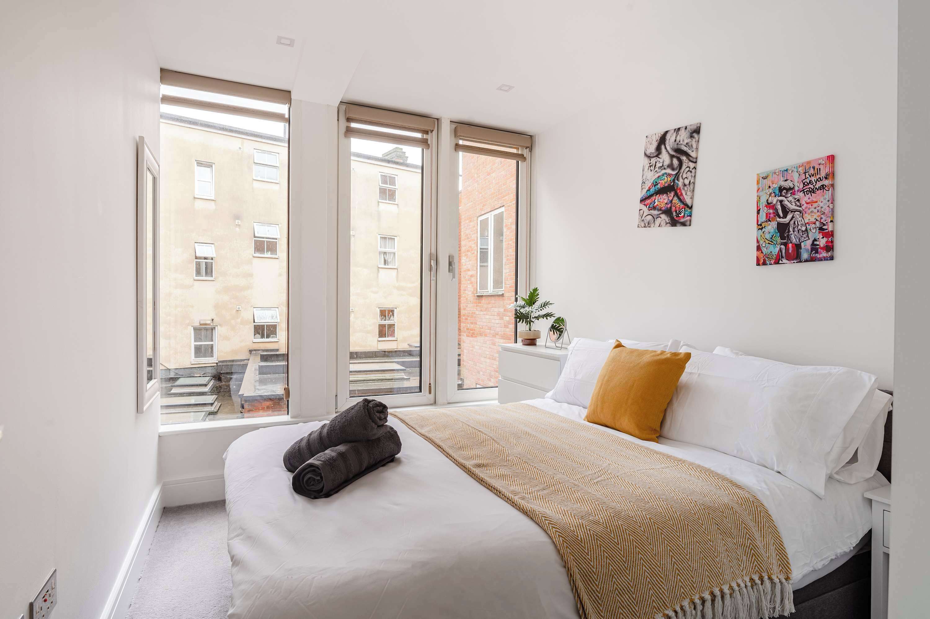 2 bedrooms, desk, iron/ironing board, WiFi