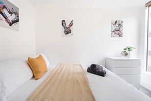 2 عدّة غرف نوم ومكتب ومكواة/لوح كي وواي فاي