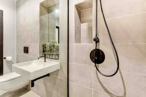 Shower, hair dryer, towels - Host & Stay | Rox Studio (Brighton and Hove)