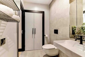 Chuveiro, secador de cabelo, toalhas de banho