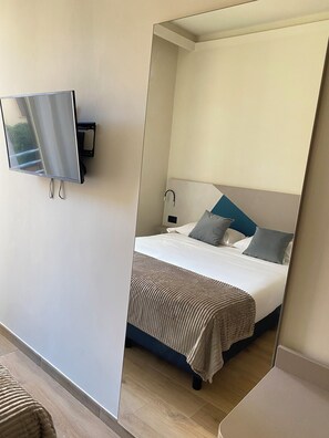 Minibar, desk, soundproofing, iron/ironing board - HoneyComb GuestHouse (Rome)
