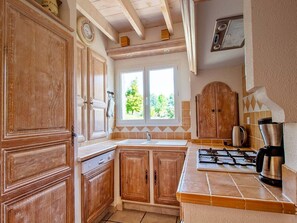 Fridge, microwave, oven, dishwasher - Villa Chenin - private terrace and garden (Saint-Maurice-d’Ardèche)