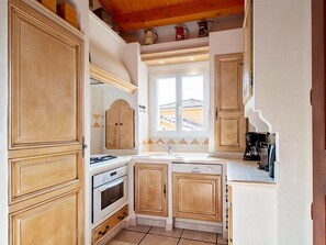 Fridge, microwave, oven, dishwasher - Villa Syrah - private pool and terrace (Saint-Maurice-d’Ardèche)