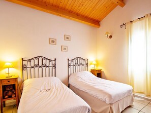 4 bedrooms, iron/ironing board, travel crib, free WiFi - Villa Syrah - private pool and terrace (Saint-Maurice-d’Ardèche)